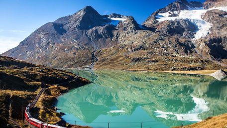 Berge und Tal mit See