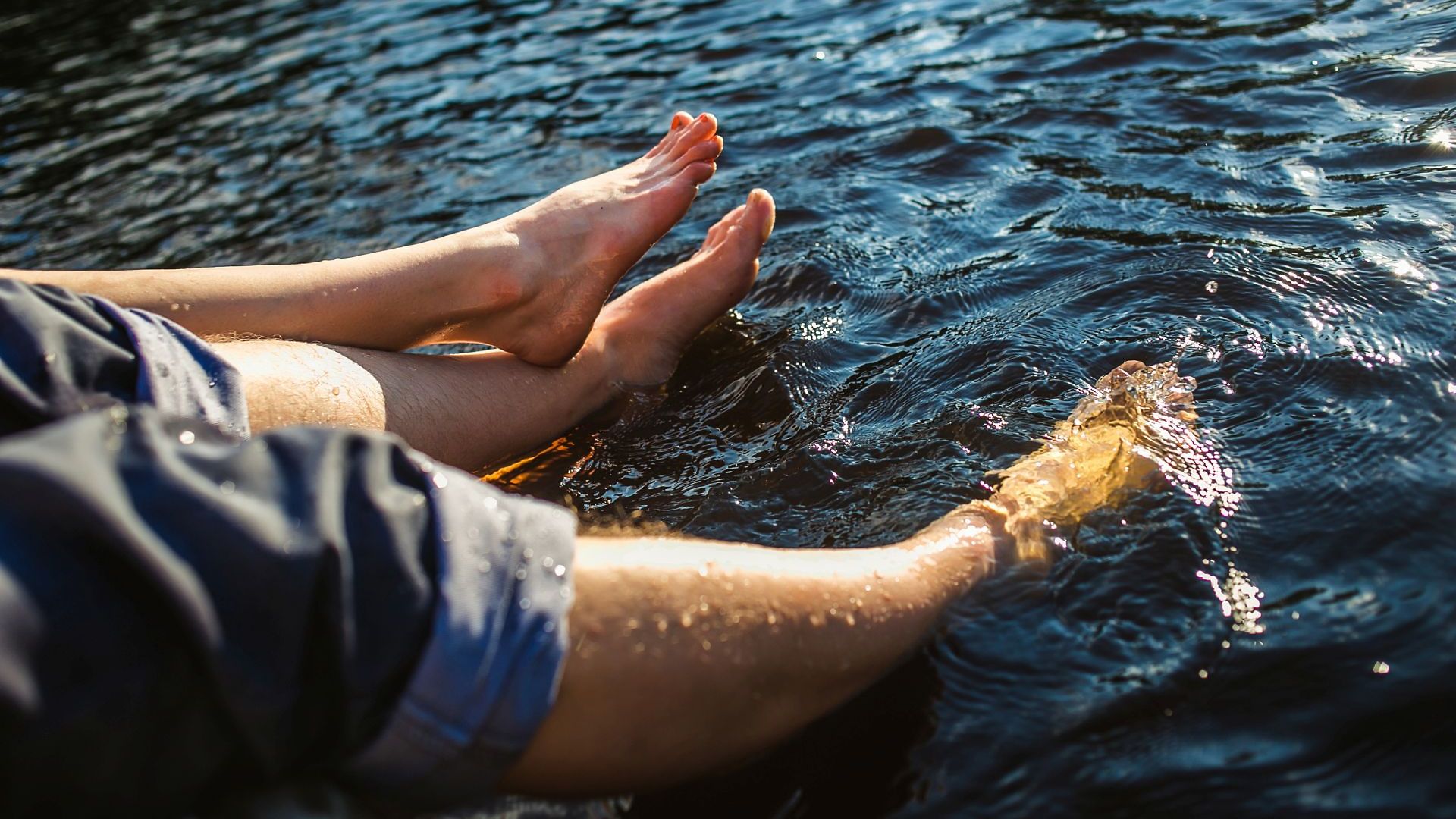 Füße im Wasser